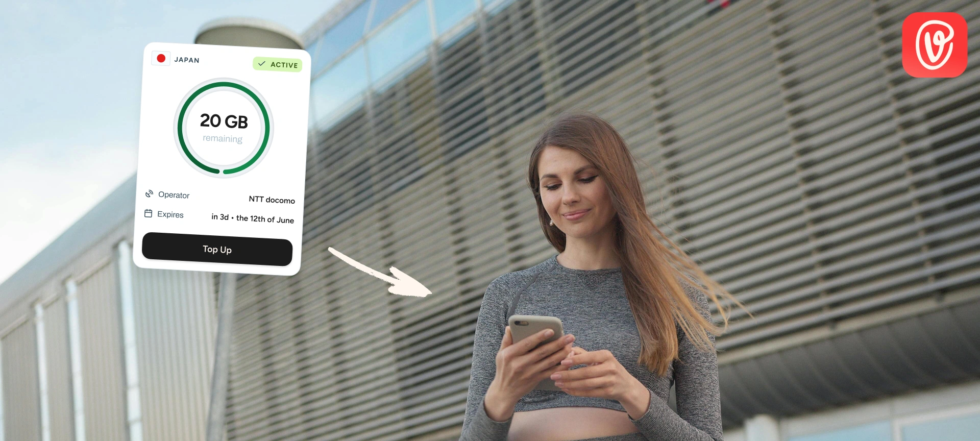 Une femme bien connectée à internet avec son téléphone