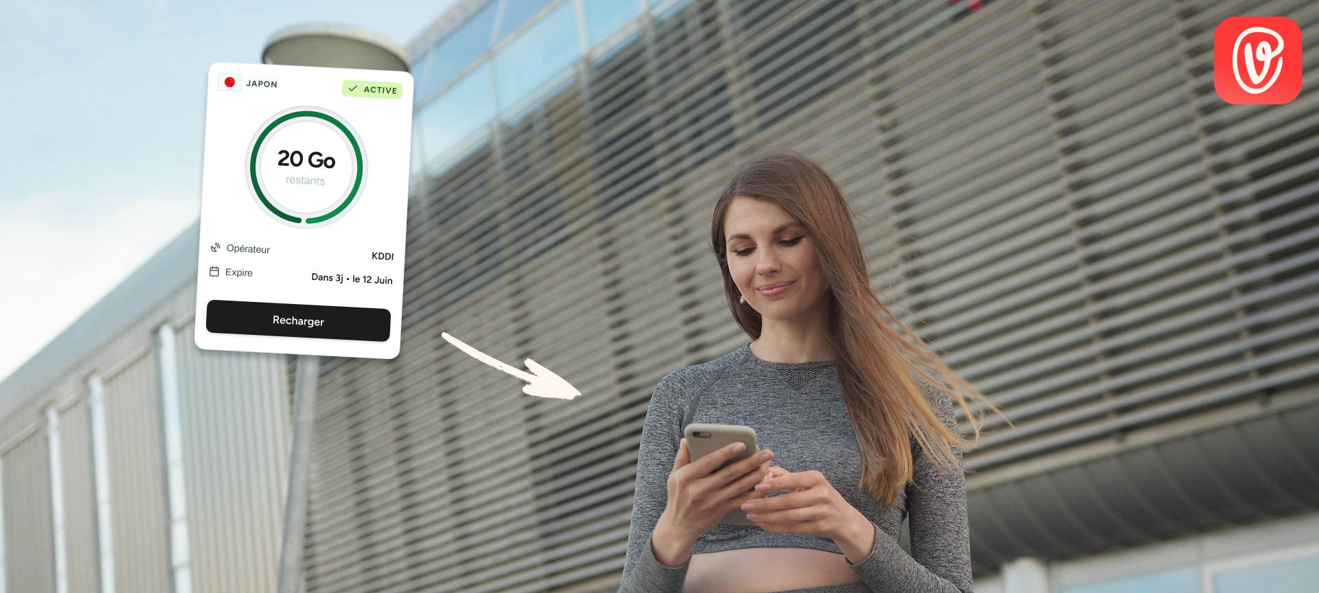 Une femme bien connectée à internet avec son téléphone